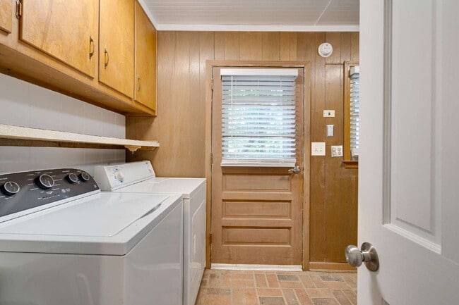 Building Photo - Spacious 3-Bed Ranch Living in Hillsborough