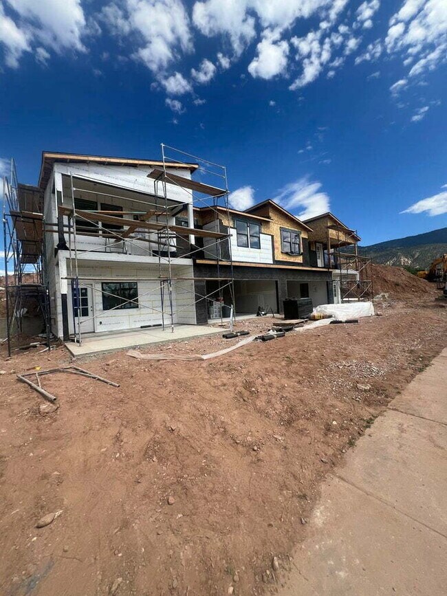 Building Photo - "Spacious & Stylish 3-Bedroom 2 bath Furnished Haven in Cedar City – Your Perfect Home Awaits!"