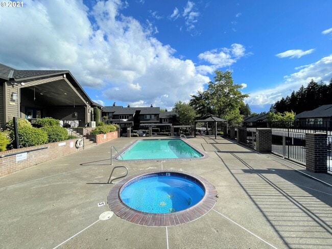 Building Photo - 2 Bedroom 2 Bathroom Ground Floor Condo in Murrayhill