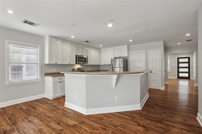 Building Photo - 409 Genard St