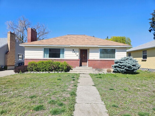 Building Photo - $1,900 - 3 Bed / 2 Bath Charming Rancher Home near the Downriver Golf Course