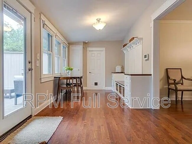 Building Photo - 620 Fatherland St