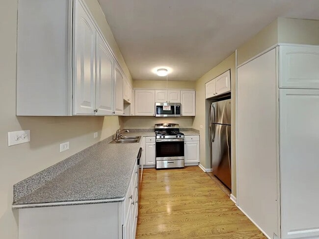 Building Photo - 19 E Adams St