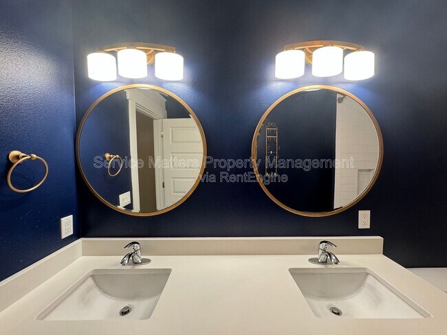 Building Photo - 1416 E Baars St