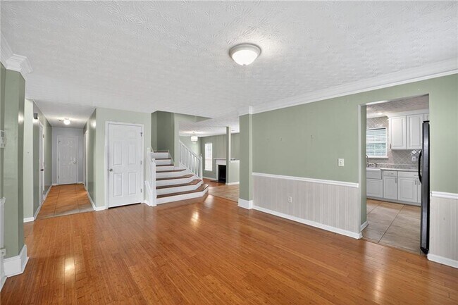 Building Photo - 245 Vaness Dr