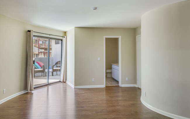 Building Photo - Beautiful Redondo Beach Townhouse