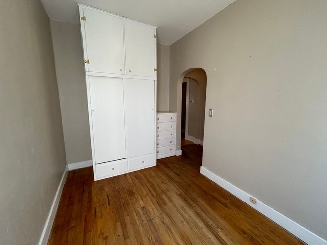 Building Photo - 3 Bedroom 1 Bath Large House with Garage & Many Amenities