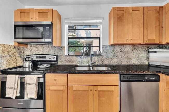 Building Photo - 836 W 40th St