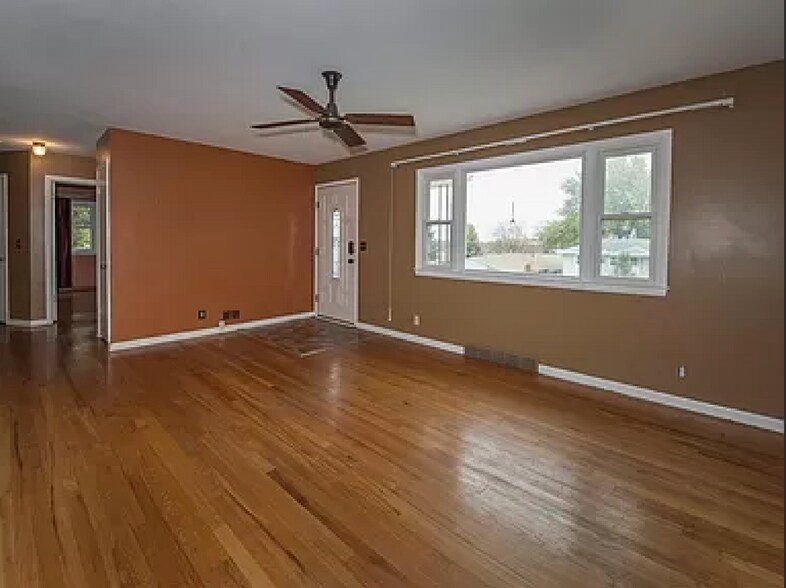 Living room, hallway access to bedrooms - 8120 Burdette St