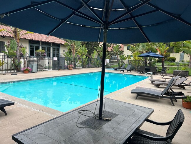 Building Photo - Spacious & Bright 3 Bedroom End Unit Condo in Prime Location