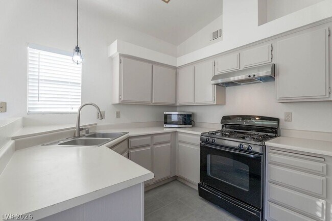 Building Photo - 7045 Sawtooth Dr