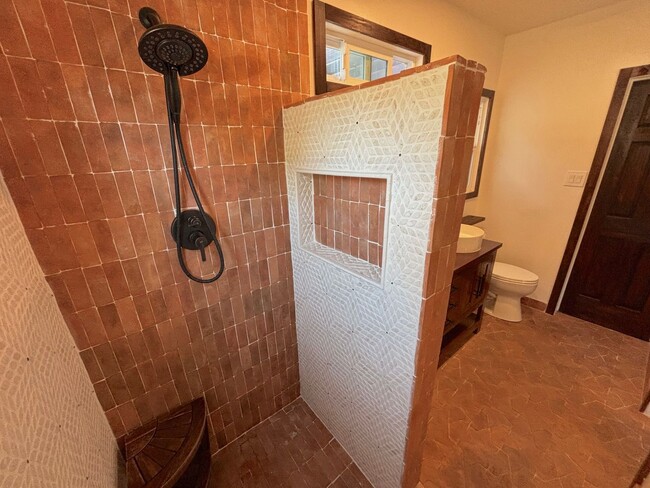 Building Photo - Adorable Spanish 2 bedroom home in the heart of Long Beach