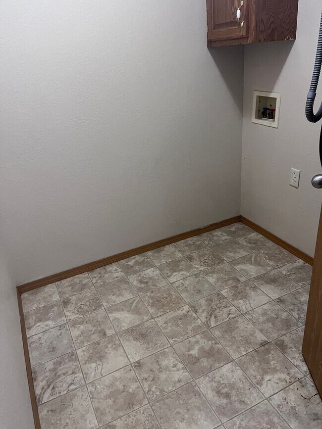 Building Photo - CUTE 2bd/2bath apartment (DOWNSTAIRS UNIT)...