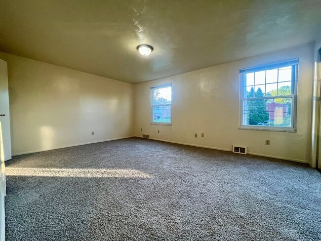 Building Photo - Must-See Two Bedroom Townhouse in Plum! Up...