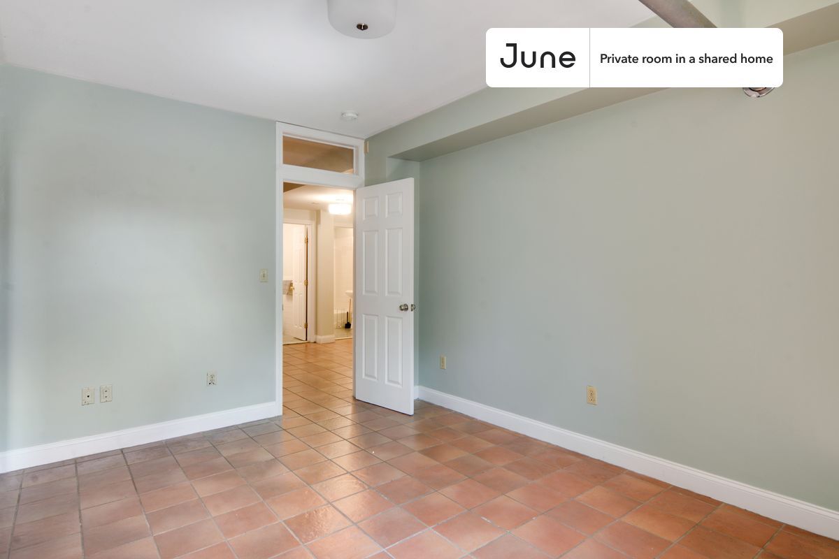 Building Photo - Room in Shared 5 bed/3 bath home