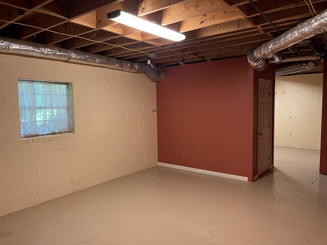 Building Photo - 2511 Skyland Trail NE