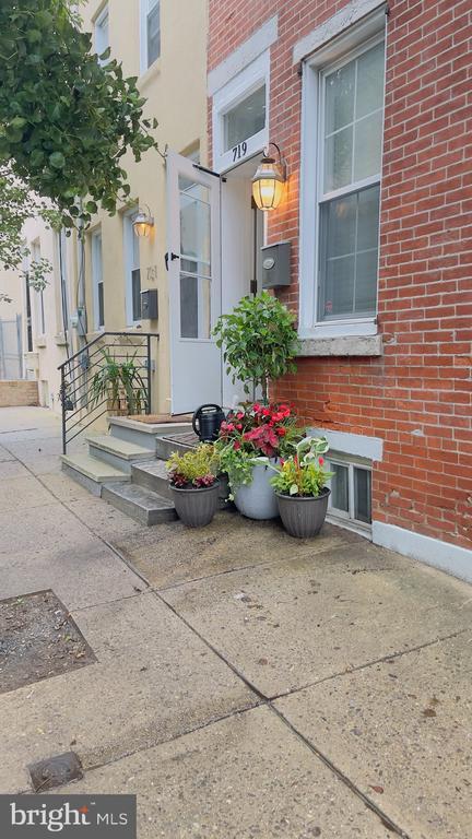 Building Photo - 719 N Uber St