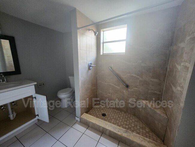 Building Photo - 2406 E Clark St