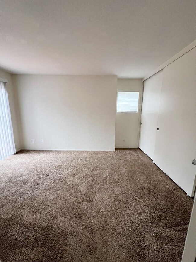 Building Photo - 2 Bed/2 Bath Third Level Condo at City Scene!