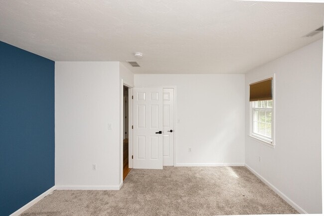 Building Photo - 9 Heidi Ln