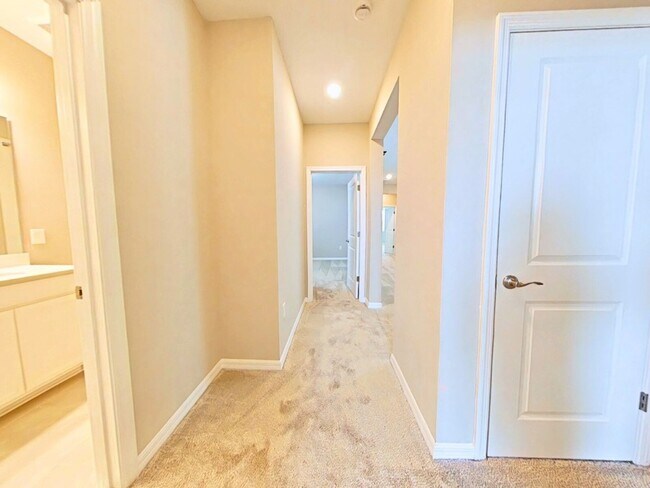 Building Photo - Coming Soon! Gorgeous Townhome For Rent in Horizon West Winter Garden  just west of Disney off th...