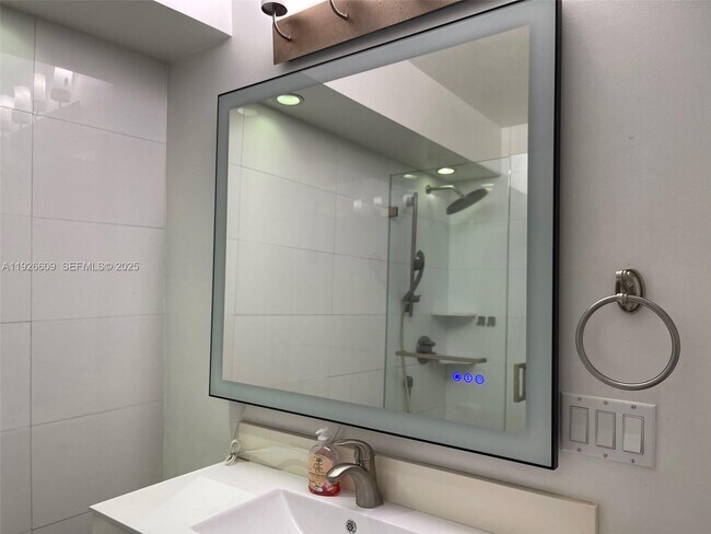 Building Photo - 1000 West Ave