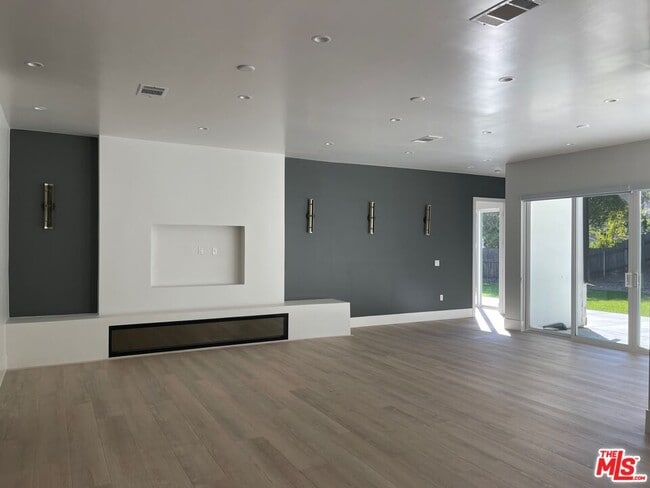 Building Photo - 5015 Redwillow Ln
