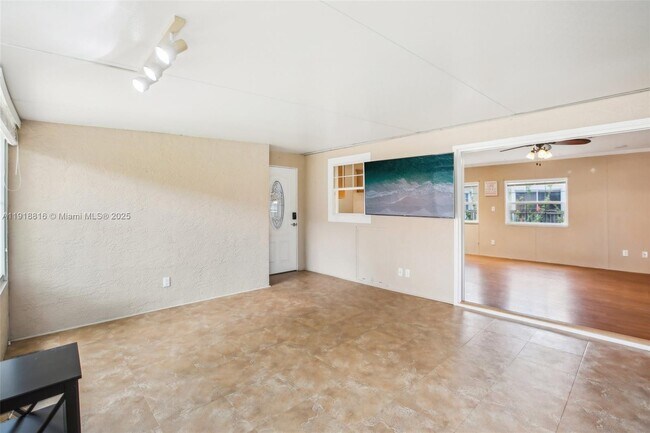 Building Photo - 6621 La Mesa Rd