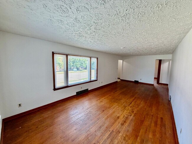 Building Photo - Spacious 3 Bedroom 2 Bathroom Home with Attached Garage!