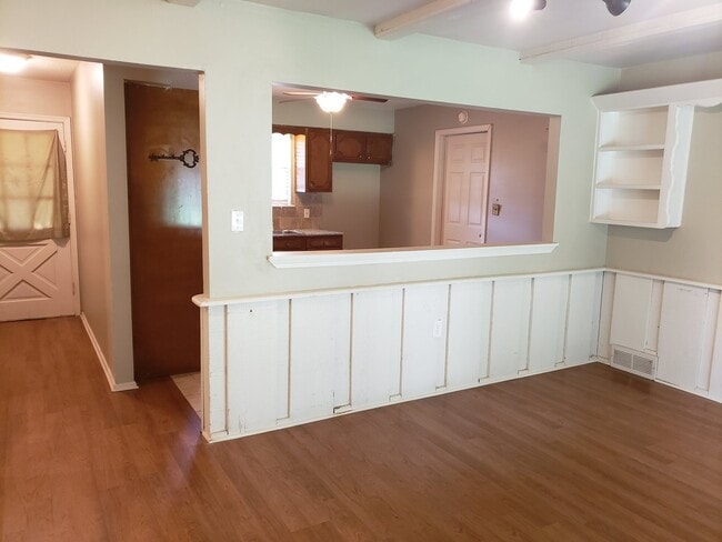 Building Photo - 652 Lotus Ave