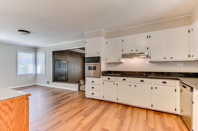 Building Photo - 2705 Bolling Rd