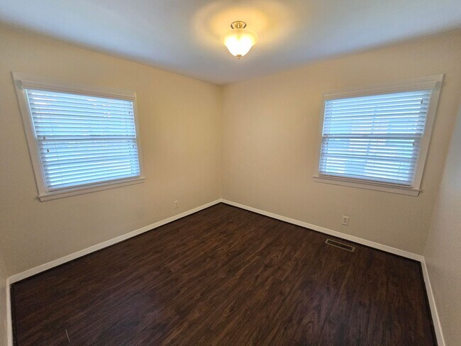 Building Photo - Newly remodeled 3 bed/1 bath home with a 1...