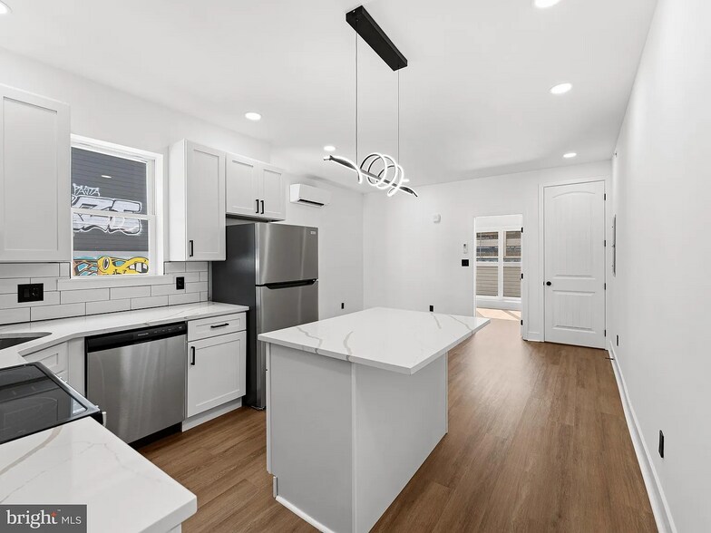 Building Photo - 2331 N Front St