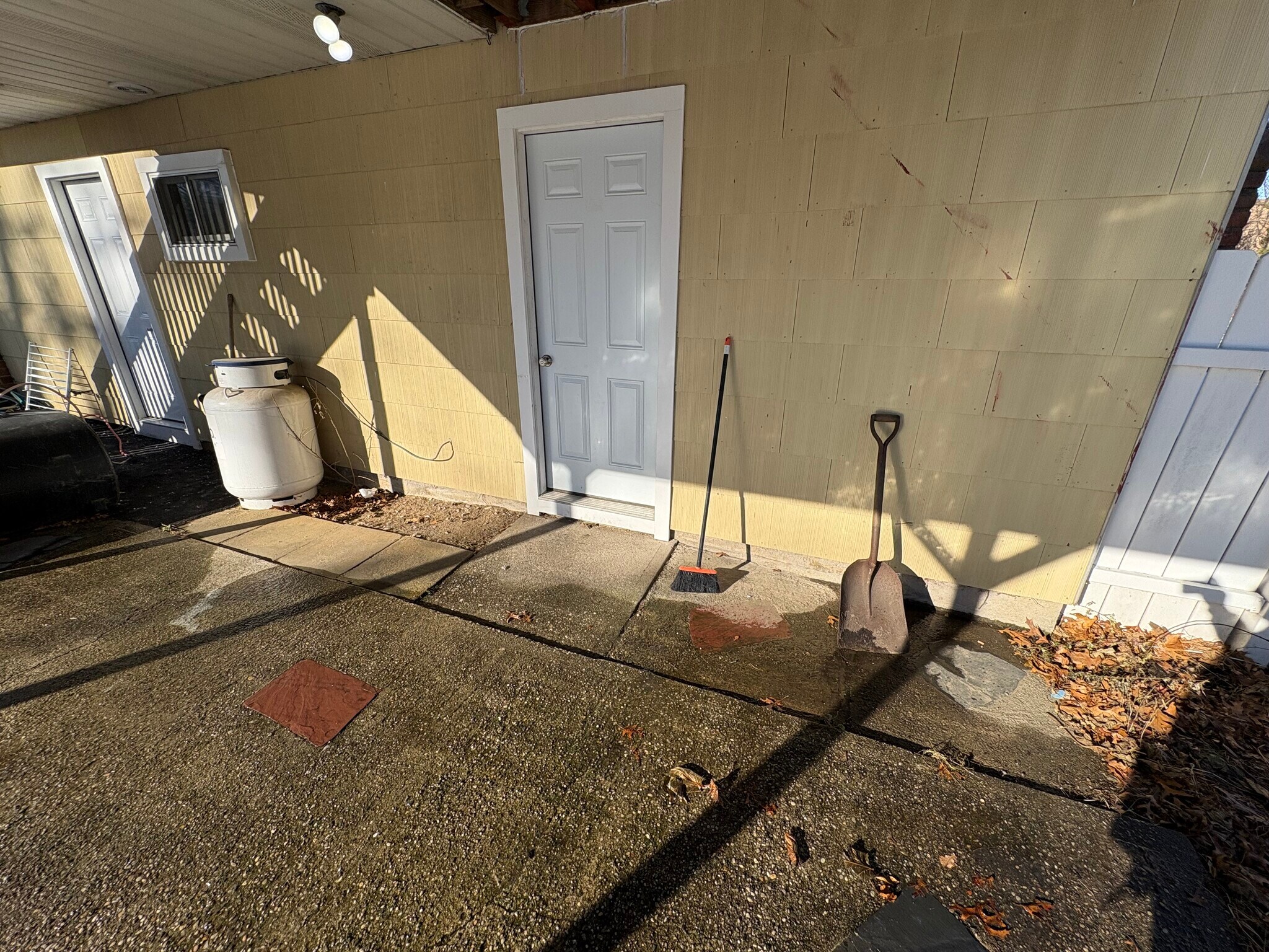 Building Photo - 5494 Express Dr S