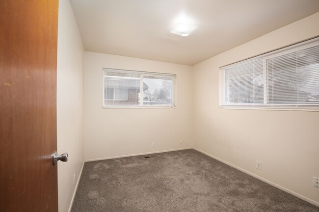 Building Photo - 2 Bedroom, 1 Bathroom Condo in West Valley...