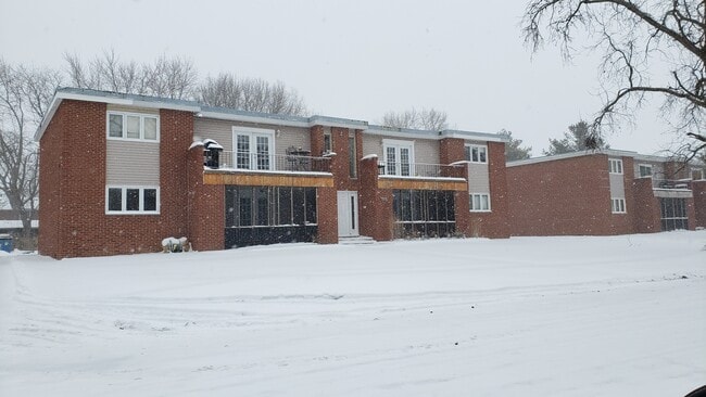 Building Photo - 2207 Saratoga Dr