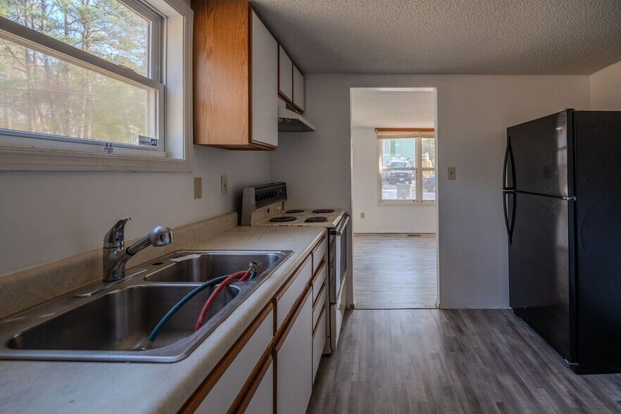 Building Photo - 806 Lakeland St