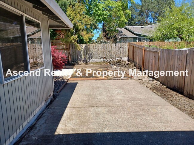 Building Photo - Remodeled Ranch on CuldeSac Large Fenced B...