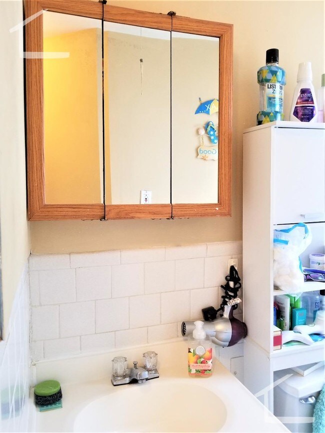 Building Photo - 3 Bd