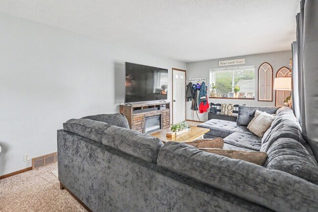 Building Photo - Rent: Cute 3 Bedroom Home