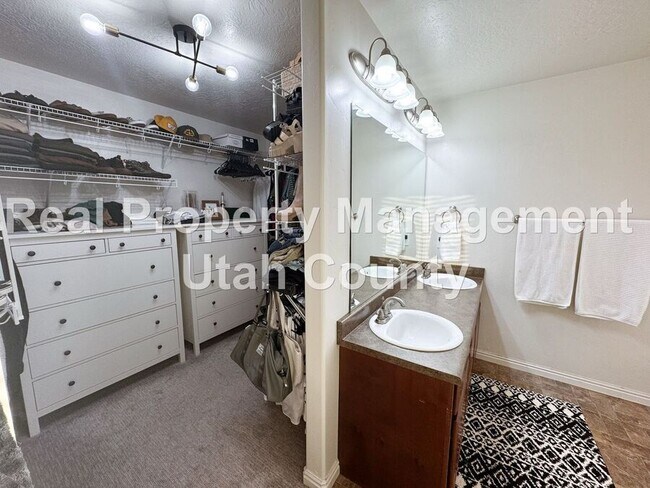 Building Photo - 1849 N Bountiful Wy