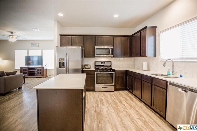 Building Photo - 242 Mossycup Dr