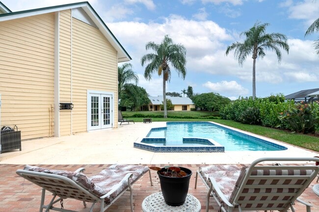 Building Photo - 10381 SE Jupiter Narrows Dr