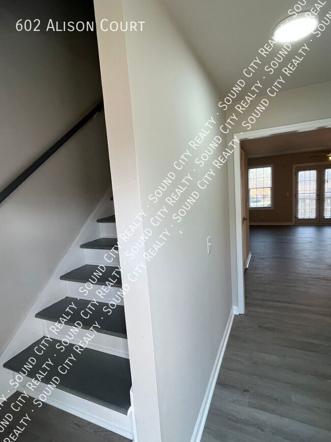 Building Photo - 602 Alison Ct