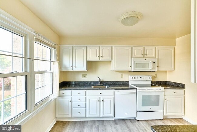 Building Photo - 2423 Falls Pl Ct