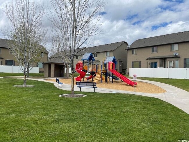 Building Photo - Bright Townhouse in Saratoga Springs w attached 2 car garage