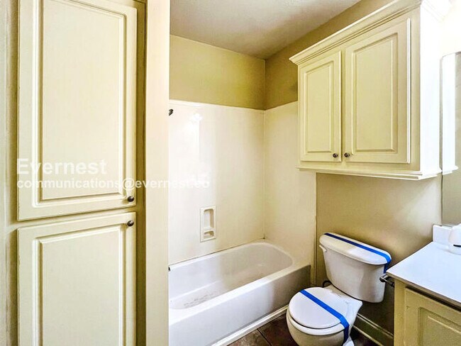 Building Photo - 3 Bed, 2 Bath Home with Garage / Pet-Friendly / Available Now!