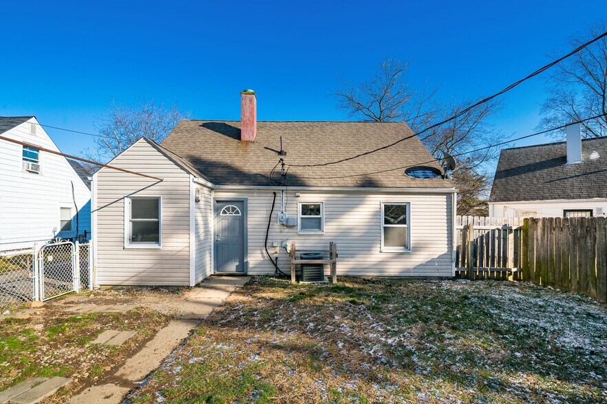 Building Photo - 2861 Woodland Ave