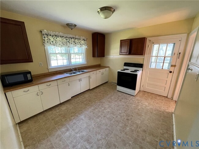 Building Photo - 3815 Old Buckingham Rd