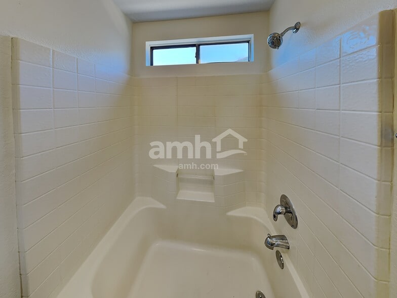 Building Photo - 813 E Nardini St